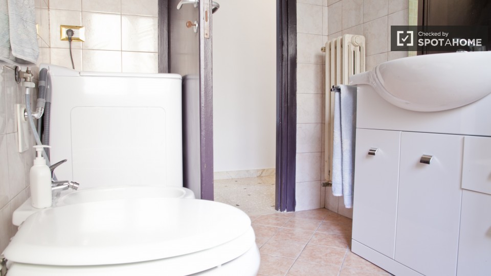 Immagine 12 di Camera condivisa in affitto  in Via Calpurnio Fiamma a Roma