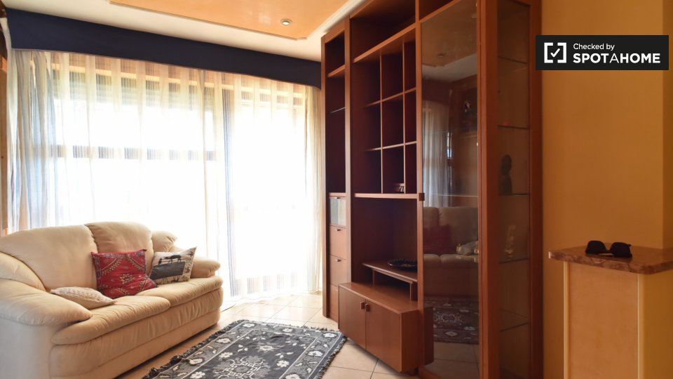 Immagine 10 di Camera condivisa in affitto  in Via Tullio Garbari, 00125 Roma RM, Italy a Roma