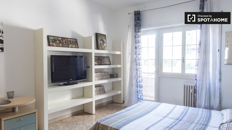 Immagine 1 di Camera condivisa in affitto  in Via Anastasio II a Roma