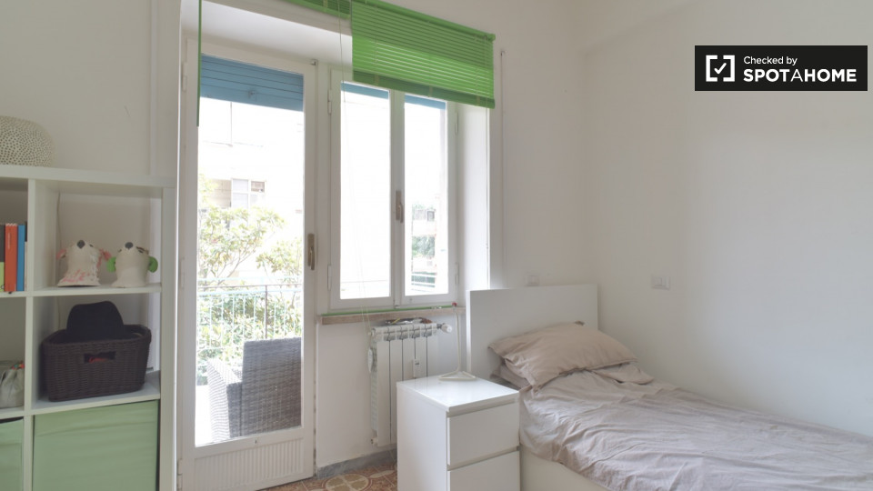 Immagine 10 di Camera condivisa in affitto  in Via Filippo Eredia a Roma