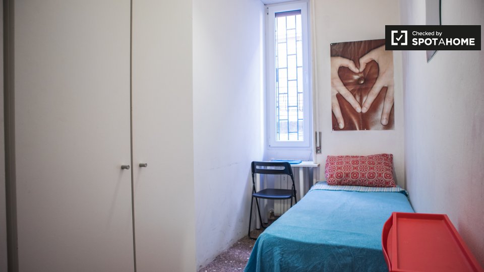 Immagine 1 di Camera condivisa in affitto  in Via Alessandro Cialdi, 00154 Roma RM, Italy a Roma
