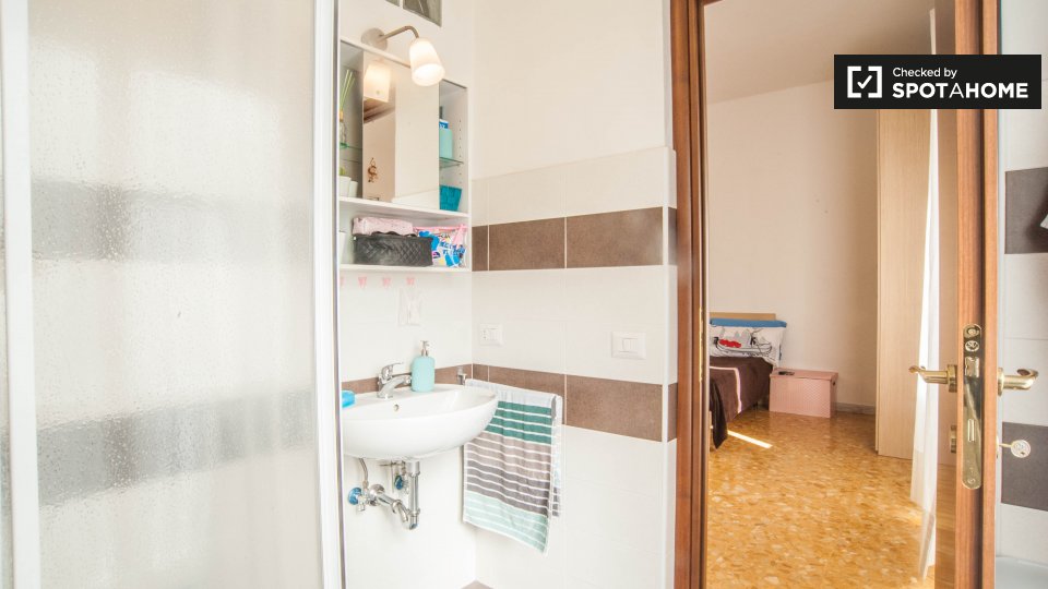 Immagine 6 di Camera condivisa in affitto  in Piazza San Giovanni Bosco a Roma