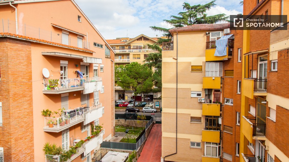 Immagine 14 di Camera condivisa in affitto  in Viale Jonio a Roma