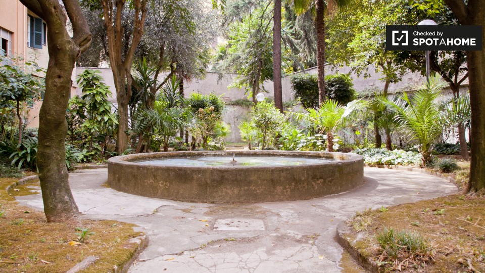 Immagine 17 di Camera condivisa in affitto  in Via Dacia a Roma