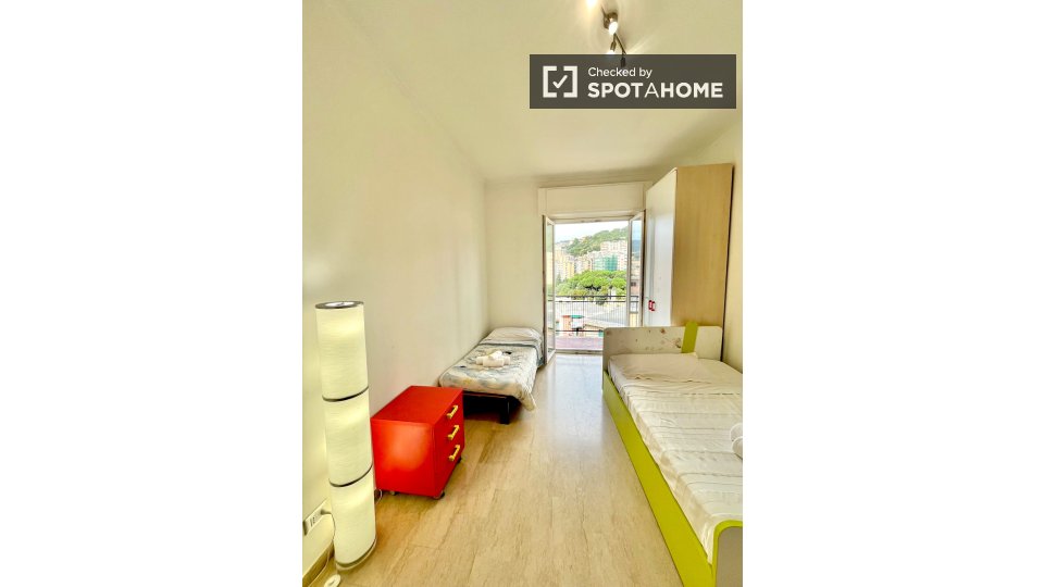 Immagine 3 di Camera condivisa in affitto  in Via Carmelo Onorato a Genova