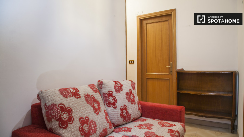 Immagine 13 di Camera condivisa in affitto  in Via Sestio Menas a Roma