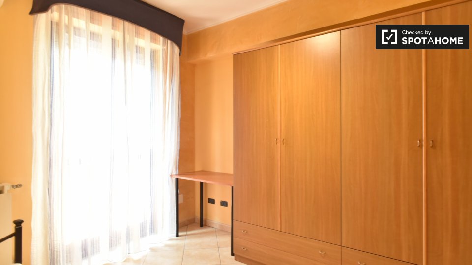 Immagine 15 di Camera condivisa in affitto  in Via Tullio Garbari, 00125 Roma RM, Italy a Roma