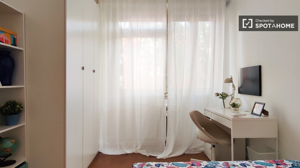 Immagine 3 di Camera condivisa in affitto  in via Barzoni a Milano