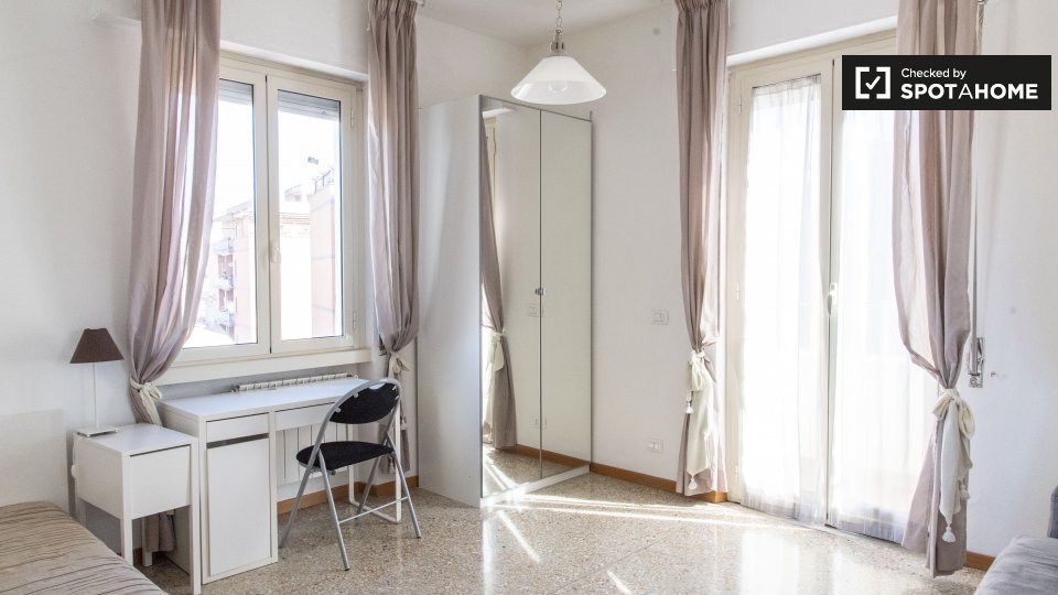 Immagine 2 di Camera condivisa in affitto  in Via Portuense a Roma