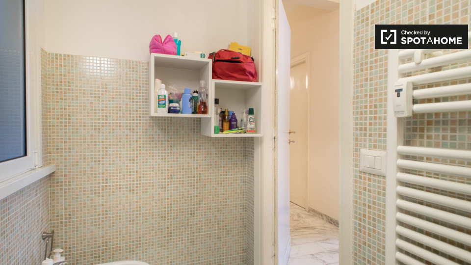 Immagine 15 di Camera condivisa in affitto  in Largo dei Colli Albani a Roma