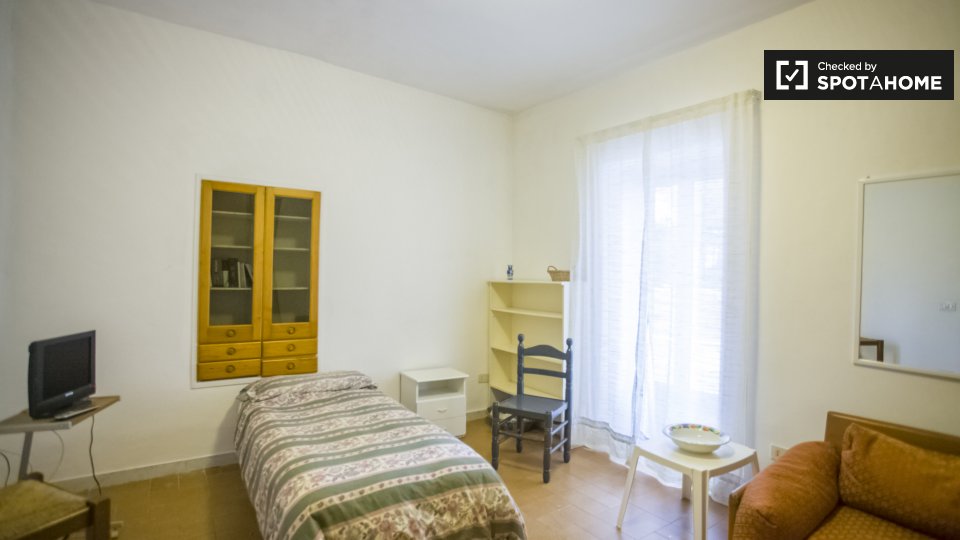 Immagine 3 di Camera condivisa in affitto  in Via Ernesto Ovidi a Roma