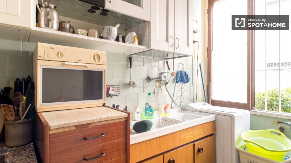 Immagine 9 di Camera condivisa in affitto  in Via Raffaele Balestra a Roma