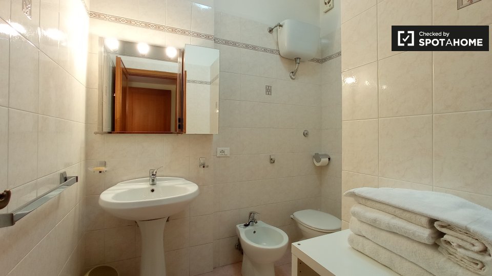 Immagine 5 di Appartamento in affitto  in Via Ildebrando Vivanti a Roma