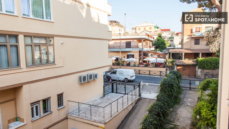 Immagine 19 di Camera condivisa in affitto  in Via del Fontanile Arenato a Roma