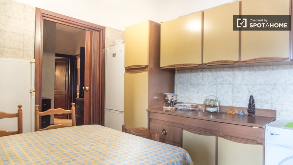 Immagine 7 di Camera condivisa in affitto  in Via Caprese a Roma