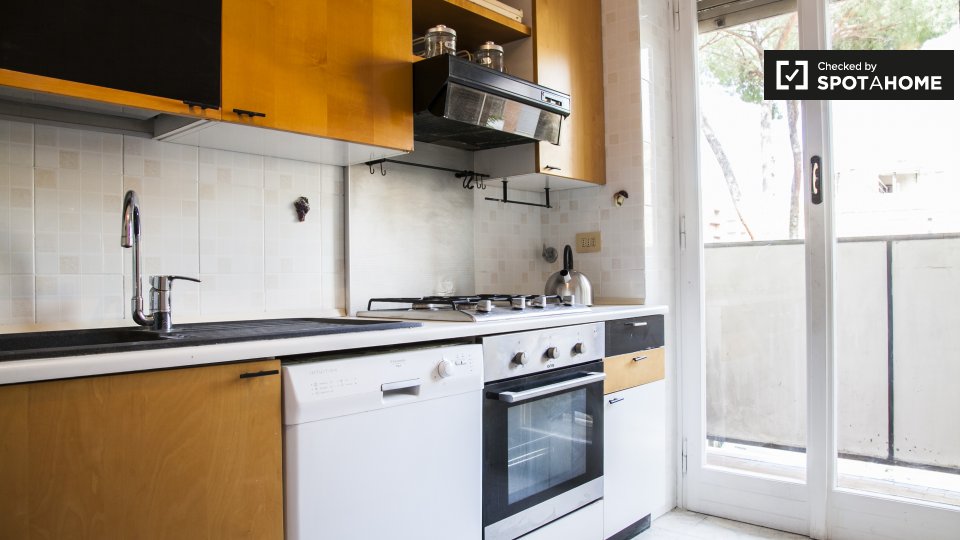 Immagine 7 di Camera condivisa in affitto  in Via Angelo Emo, 00136 Roma RM, Italy a Roma