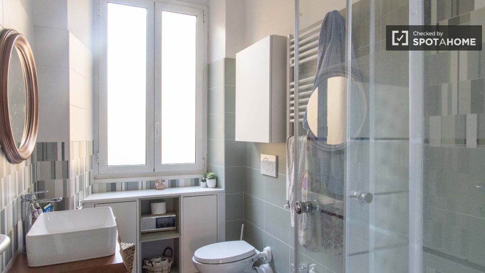 Immagine 4 di Camera condivisa in affitto  in Via Delle Azalee a Roma