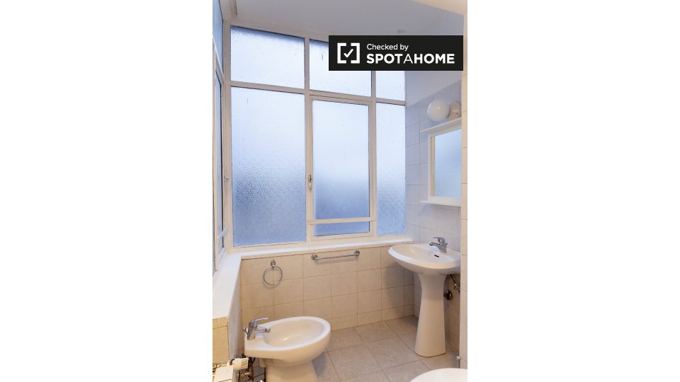 Immagine 6 di Camera condivisa in affitto  in Via Paola Falconieri a Roma