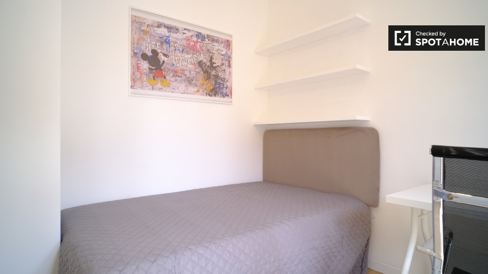 Immagine 3 di Camera condivisa in affitto  in Largo Ettore Marchiafava a Roma