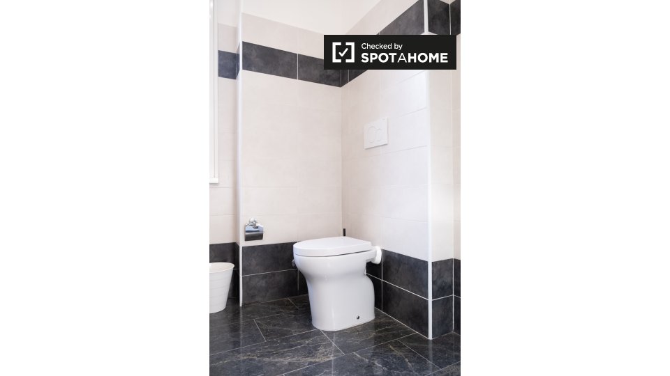 Immagine 14 di Camera condivisa in affitto  in Viale dei Salesiani a Roma