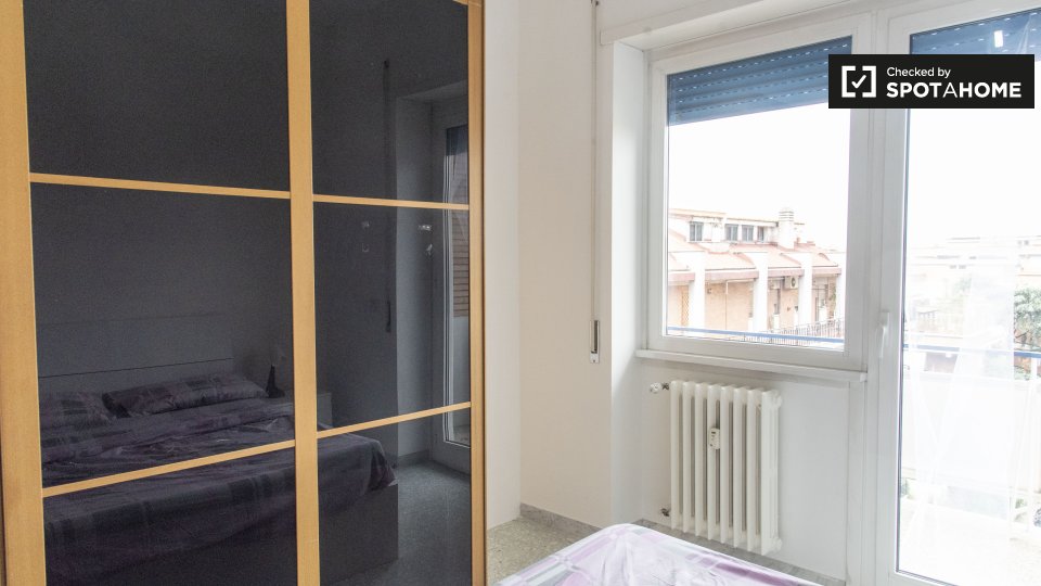 Immagine 4 di Camera condivisa in affitto  in Via Giacomo Trevis a Roma