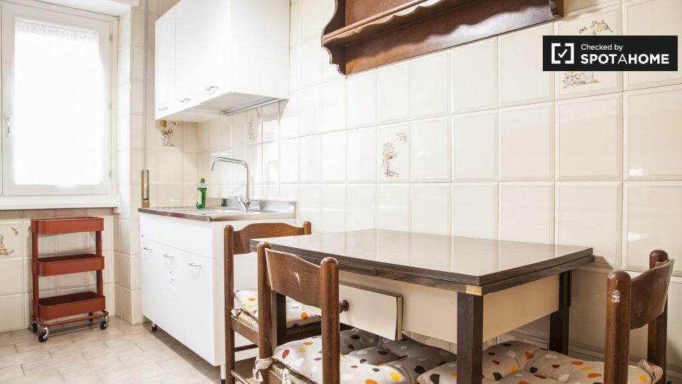 Immagine 9 di Camera condivisa in affitto  in Via Marcantonio Bragadin a Roma