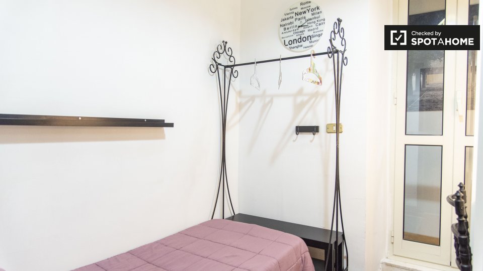 Immagine 16 di Camera condivisa in affitto  in Via Matteo Boiardo a Roma