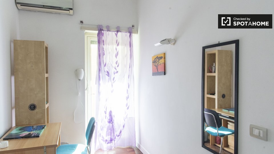 Immagine 4 di Camera condivisa in affitto  in Via Baldassarre Orero, 00159 Roma RM, Italy a Roma