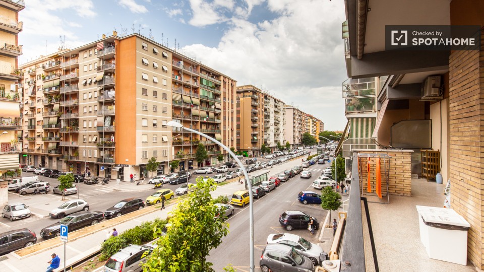 Immagine 14 di Camera condivisa in affitto  in Viale Partenope a Roma
