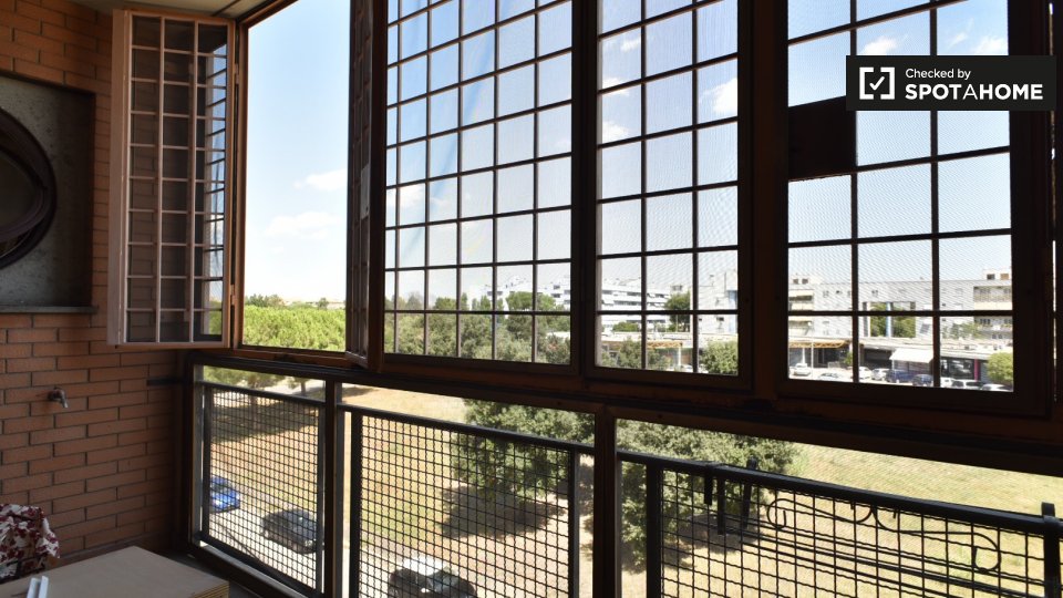 Immagine 11 di Camera condivisa in affitto  in Via Tullio Garbari, 00125 Roma RM, Italy a Roma