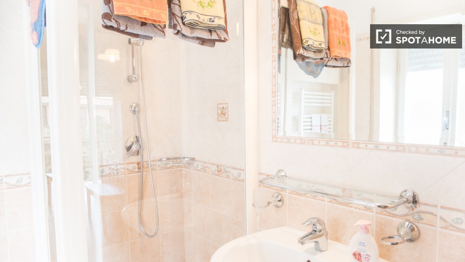 Immagine 3 di Camera condivisa in affitto  in Via Francesco Vettori a Roma