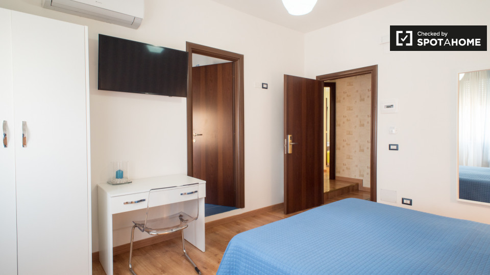 Immagine 3 di Camera condivisa in affitto  in Via Monza a Roma