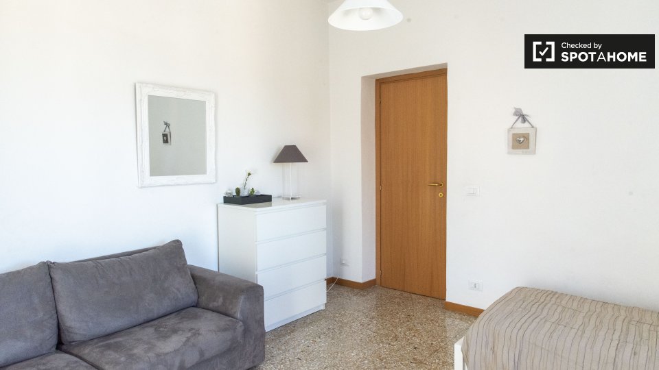 Immagine 3 di Camera condivisa in affitto  in Via Portuense a Roma