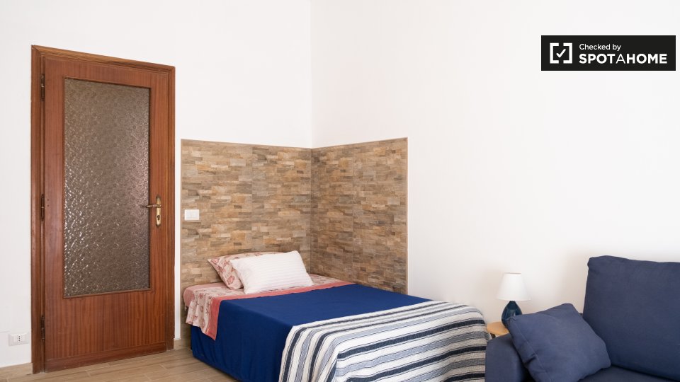 Immagine 3 di Camera condivisa in affitto  in Via dei Campani, 00185 Roma RM, Italy a Roma