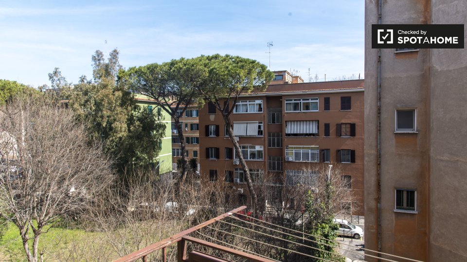 Immagine 18 di Camera condivisa in affitto  in Via Corinto a Roma