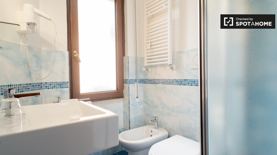 Immagine 7 di Camera condivisa in affitto  in Via Monza a Roma