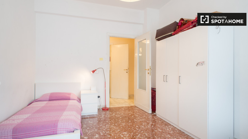 Immagine 3 di Camera condivisa in affitto  in Largo dei Colli Albani a Roma