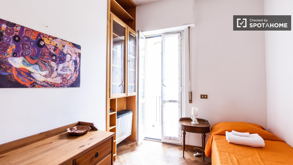 Immagine 3 di Camera condivisa in affitto  in Via Corinto a Roma