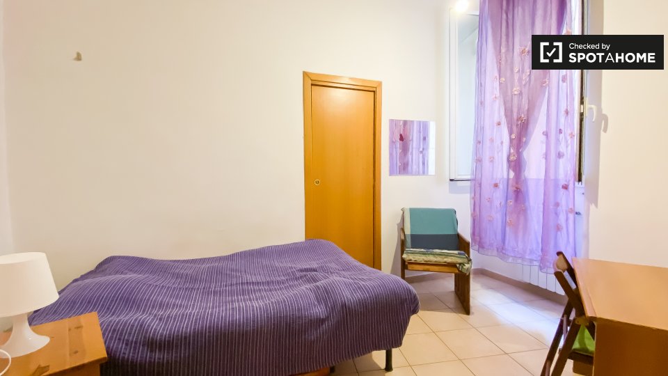 Immagine 1 di Camera condivisa in affitto  in Piazza Vittorio Emanuele II a Roma