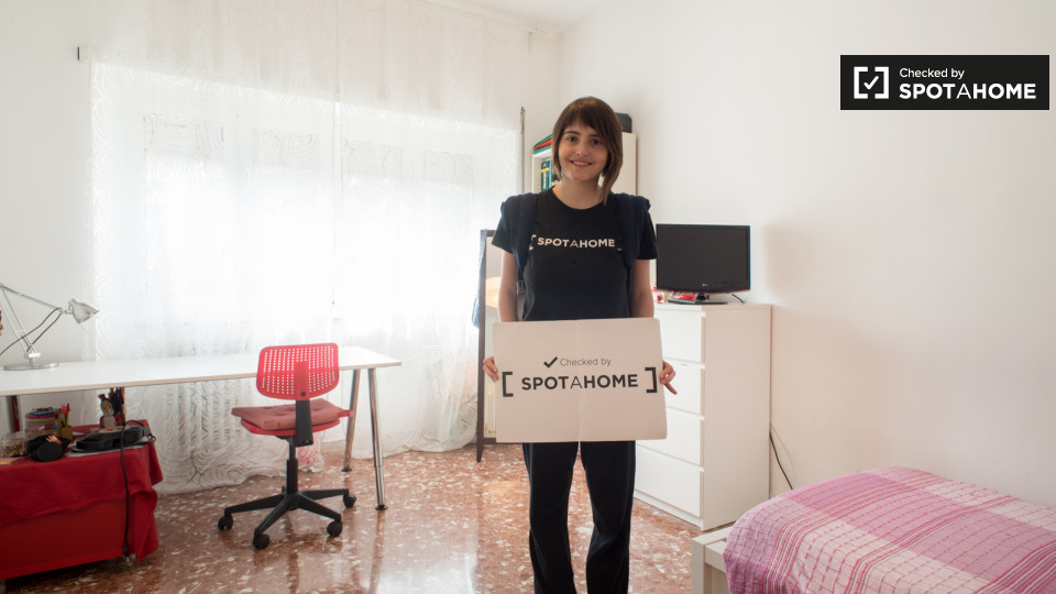 Immagine 1 di Camera condivisa in affitto  in Largo dei Colli Albani a Roma