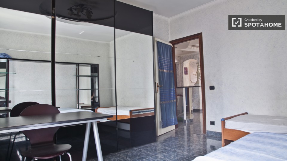 Immagine 13 di Camera condivisa in affitto  in Via dei Noci a Roma