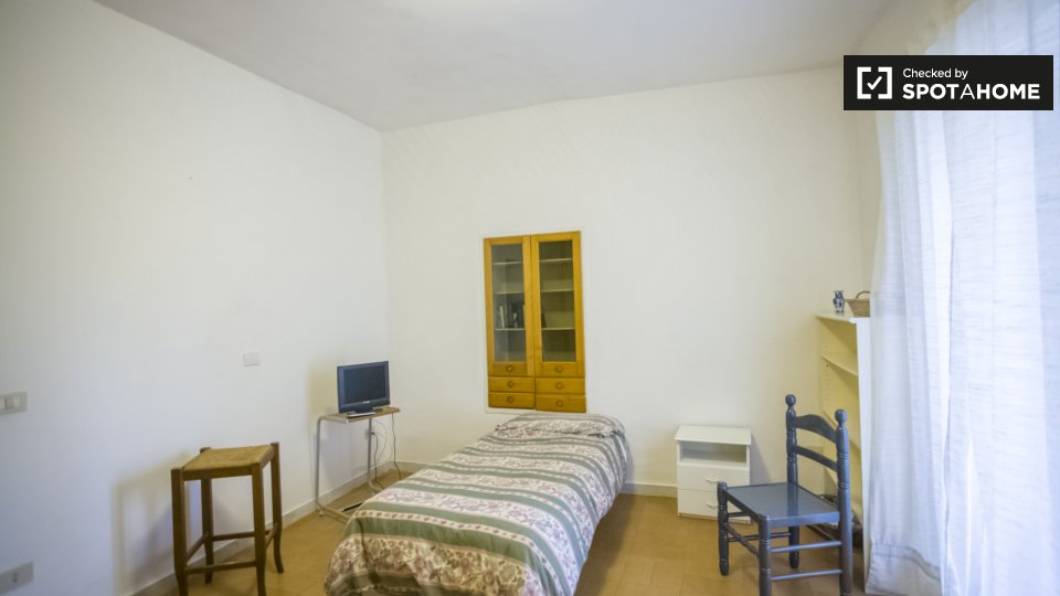 Immagine 2 di Camera condivisa in affitto  in Via Ernesto Ovidi a Roma