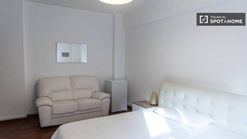 Immagine 7 di Camera condivisa in affitto  in Via Antonino Pio a Roma