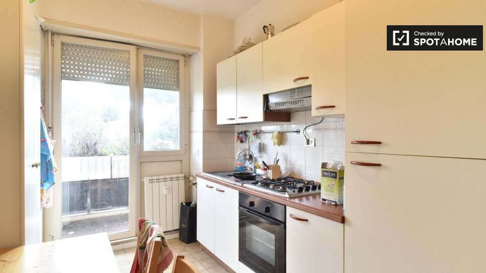 Immagine 7 di Camera condivisa in affitto  in Viale dei Caduti Nella Guerra di Liberazione a Roma