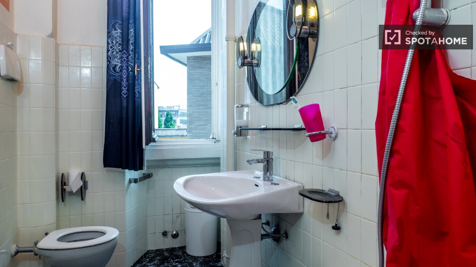 Immagine 19 di Camera condivisa in affitto  in Viale Edoardo Jenner a Milano