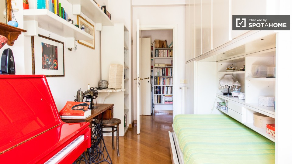 Immagine 3 di Camera condivisa in affitto  in Via Coviello a Roma