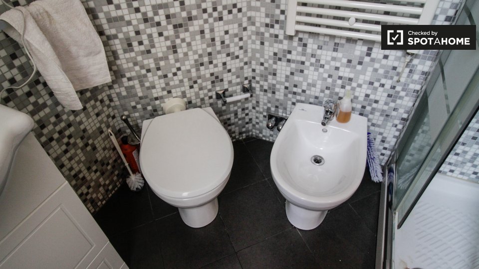 Immagine 11 di Camera condivisa in affitto  in Corso S. Maurizio a Torino