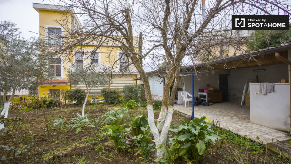 Immagine 18 di Camera condivisa in affitto  in Via Ernesto Ovidi a Roma