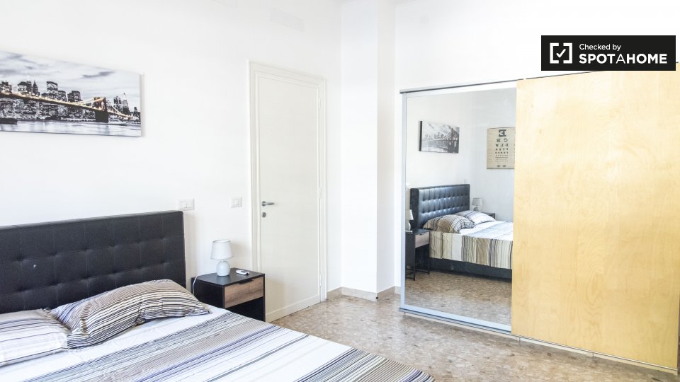 Immagine 4 di Camera condivisa in affitto  in Via Anastasio II a Roma