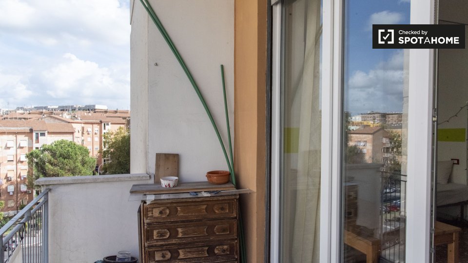 Immagine 16 di Camera condivisa in affitto  in Viale Palmiro Togliatti a Roma